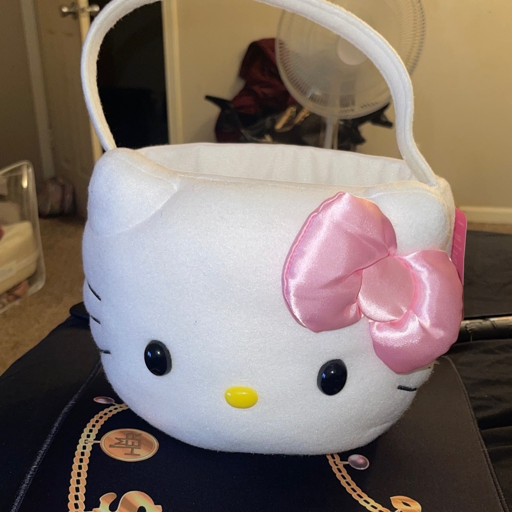 Sanrio Hello Kitty White Plush Basket with Pink Bow